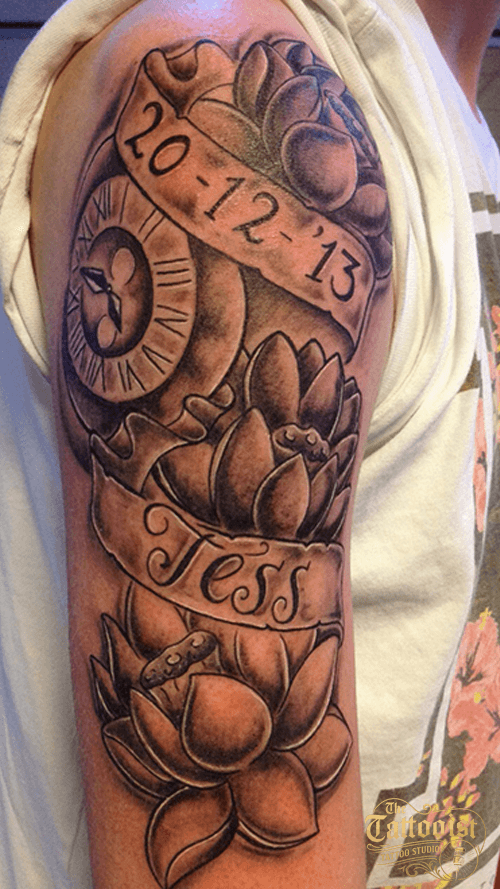 Zwart-grijze halve sleeve met lotusbloemen, een zakhorloge en twee banieren met een datum en een naam.